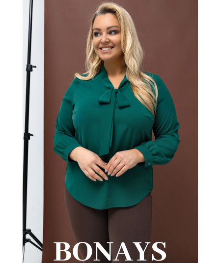 Zielona koszula damska z krawatką wiązaną w kokardę na święta