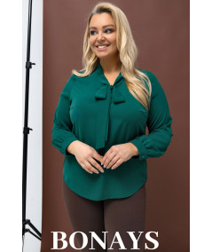 Zielona koszula damska z krawatką wiązaną w kokardę na święta